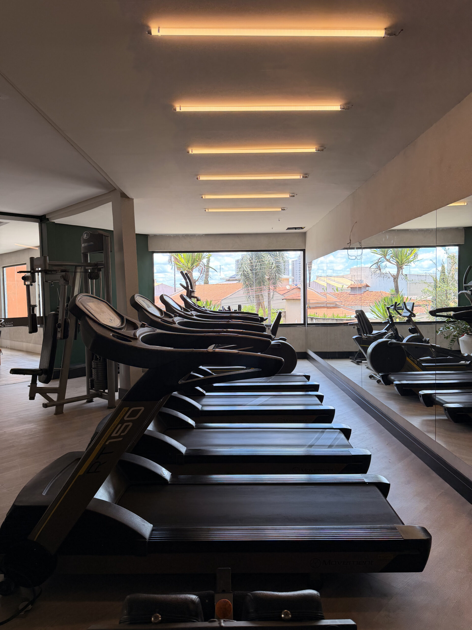 Esteiras e aparelhos do studio de musculação da Ranc